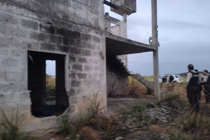 La víctima estaba en la vivienda, tenía cabeza embalada con un plástico y su brazo izquierdo habría sido devorado por un animal.