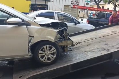 Así quedó el vehículo tras el impacto contra una motocicleta.