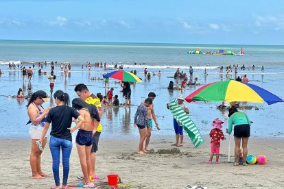 Las playas de Esmeraldas acogieron gran número de turistas durante el feriado.
