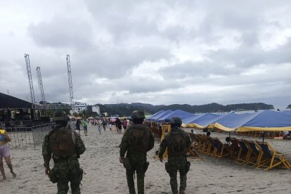 Las fuerzas del orden estuvieron custodiando las playas para garantizar la seguridad.
