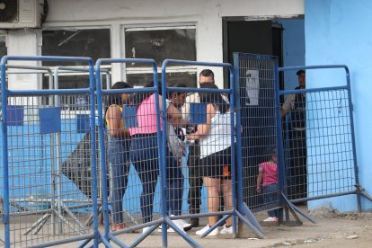 Familiares se someten a revisión de sus pertenencias antes de permitirles ingresar solo a entregar víveres.