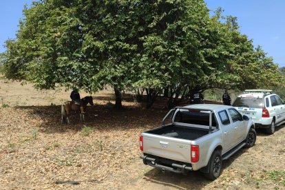 Antonio recorre a caballo los predios cercanos a donde fueron hallados los cuerpos.