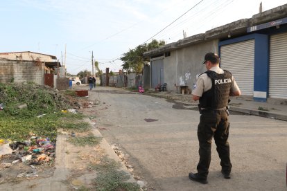 Personal policial llegó al lugar a recabar indicios balísticos.
