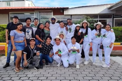 Su grupo de amigos lo ayuda a las realizaciones que arrancan una sonrisa a sus seguidores.