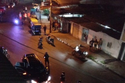 Policías llegaron al sitio para investigar el hecho.