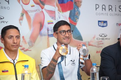 Daniel Pintado, ya en Ecuador, muestras sus medallas olímpicas.