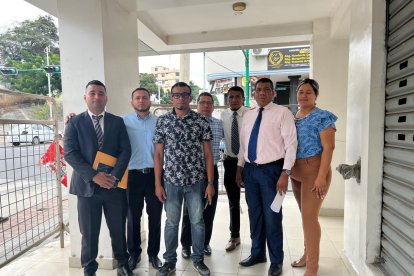 Medranda junto a sus abogados y colegas.