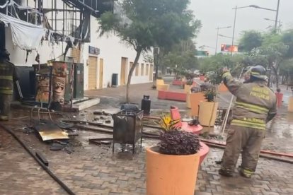 Unidad del Cuerpo de Bomberos llegó al sitio a socorrer la emergencia.