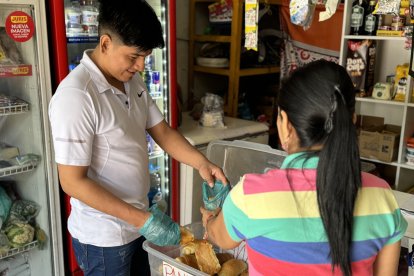 Entre los alimentos que vende Jimmy están los panes frescos. La mayoría de sus clientes los buscan.