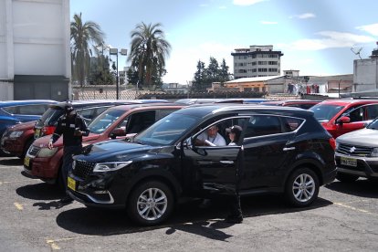Los carros continúan parqueados en la capital.