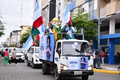 Lisseth Ayoví acudió hasta el Municipio donde le anunciaron la sorpresa de la construcción de su casa en un conjunto habitacional.