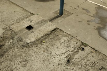 Estos son los restos de la base que sostenía la estructura para el juez.