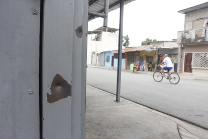 En la vivienda quedaron daños a causa de los disparos.