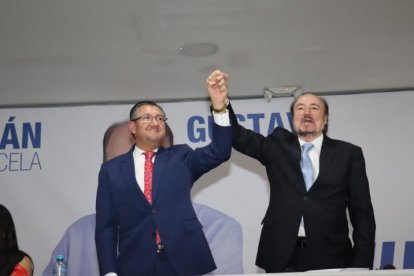 Iván Saquicela (izq.) es el candidato presidencial de Democracia Sí, para las elecciones de 2025 en Ecuador