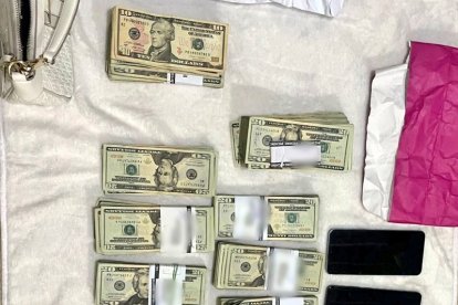 Entre las evidencias hay dinero en efectivo, celulares y documentos.