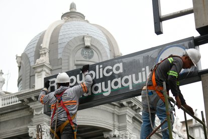 La instalación del letrero de la calle República de Guayaquil ocurrió el 13 de agosto.