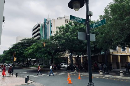 Letreros con el nuevo nombre de la calle aún no han sido cambiados.