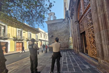 Agentes de policía acudieron al sitio para iniciar las investigaciones.