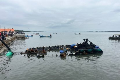 La embarcación siniestrada fue remolcada a Puerto Bolívar.