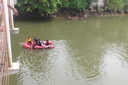 En la búsqueda también emplearon la antigua tradición de poner a navegar un mate con una vela encendida, intentando atraer el cuerpo del joven hacia la superficie.
