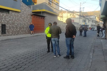 Investigadores levantaron 12 indicios balísticos en la escena del crimen.
