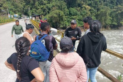 Los familiares del joven Sebastián permanecen en Río Verde en Baños para estar presentes en las jornadas de búsqueda.