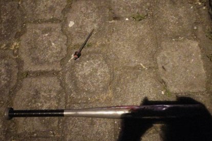 El bate de béisbol tenía hundimientos por los golpes que le dio al afectado.