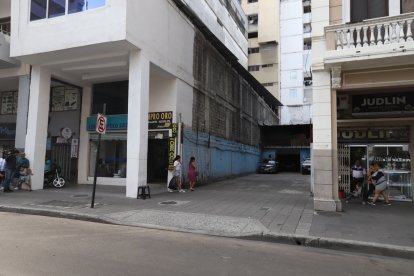 En este sitio de Guayaquil se dio una pelea entre conductor y agentes de ATM.