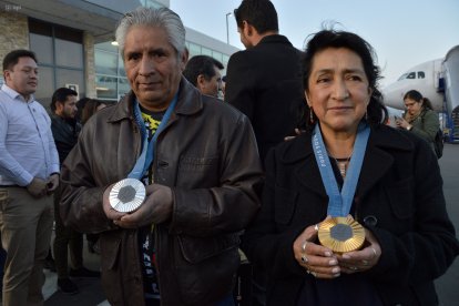 Doña Eulalia Álvarez y Fausto Pintado, mamá y papá de Daniel, con las medallas del marchista.