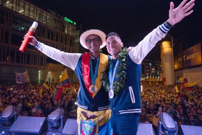 Daniel junto a su entrenador, Andrés Chocho, en la celebración en el estadio Alejandro Serrano Aguilar.