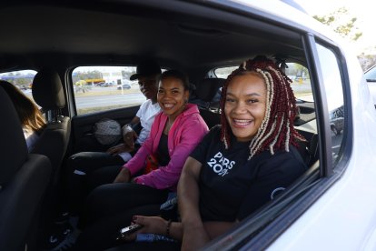 Angie (c) junto a su hermana Neisi y su esposo Bryan de Jesús al llegar de París, en el aeropuerto de Quito.
