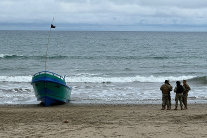 Los elementos de las Fuerzas Armadas llegaron al lugar para resguardar la embarcación.