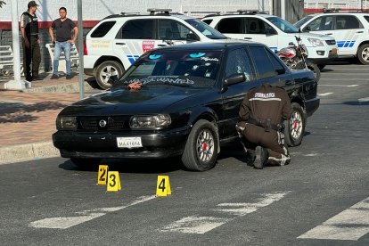 Así quedó el auto de la víctima en Manta.