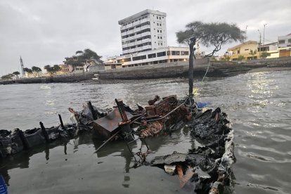 Los restos del barco Conchita lV  fue remolcada el miércoles 14 de agosto.