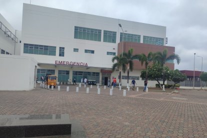 Ayer varios agentes de la Policía llegaron al hospital para revisar las cámaras de seguridad.