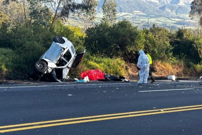 Uno de los vehículos quedó fuera de la carretera.