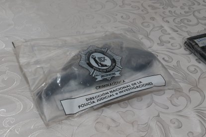 Entre las evidencias recabadas hay un revólver.