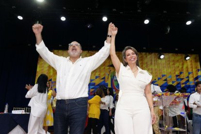 Henry Kronfle, quien irá por la presidencia, anuncia a Delgadillo como candidata.