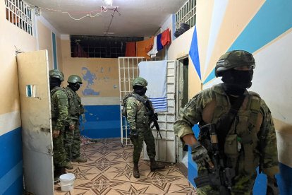 Uniformados hicieron traslado de reos desde Quevedo.