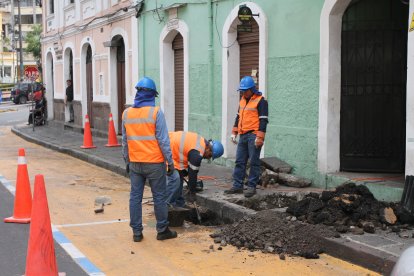 Por varias semanas hubo pestilencia por una fuga de alcantarillado. Epmaps empezó la intervención.