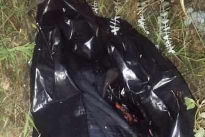 El cuerpo fue envuelto en un plástico negro y arrojado a una quebrada.