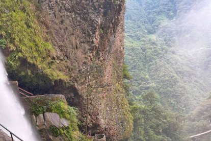 El comediante boliviano Andrés Salvatierra enciende la polémica en Ecuador con fotos al desnudo en Baños de Agua Santa