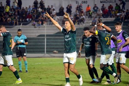 Miguel Parrales (c) festejó uno de los dos goles en la fecha 1 de la segunda etapa