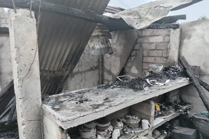 Las llamas no sólo consumieron la casa de Rosa y Herminia, sino que también alcanzaron parcialmente la vivienda de Óscar Ortiz.