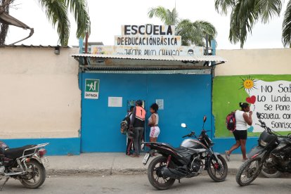 Por miedo a que sus hijos sean reclutados por grupos criminales, los padres los acompañan hasta la puerta del colegio.