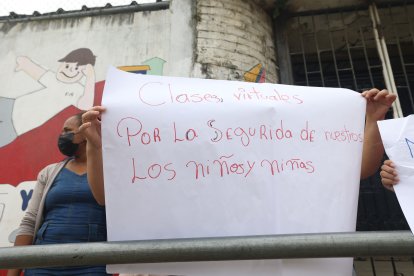 Con cartes en manos en varias ocasiones los padres del distrito Nueva Prosperina exigieron que las clases no sean presenciales.