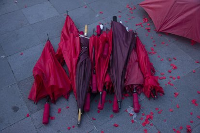 Las sombrillas representan resistencia, fuerza, empoderamiento.