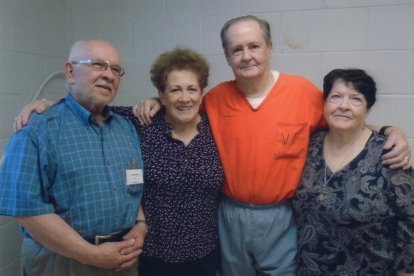 La familia de Nelson Serrano lo visitó varias veces. Estuvo en la cárcel por 22 años.