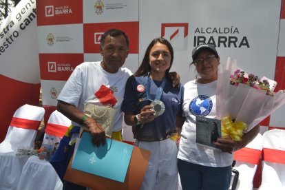 Glenda, junto a su padre, Luis Morejón, quien la inició, y su madre, María del Carmen Quiñónez, a quien ayudó a vender sandías en el mercado.