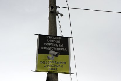 Cartel que alerta a los pillos de que el barrio está vigilado.